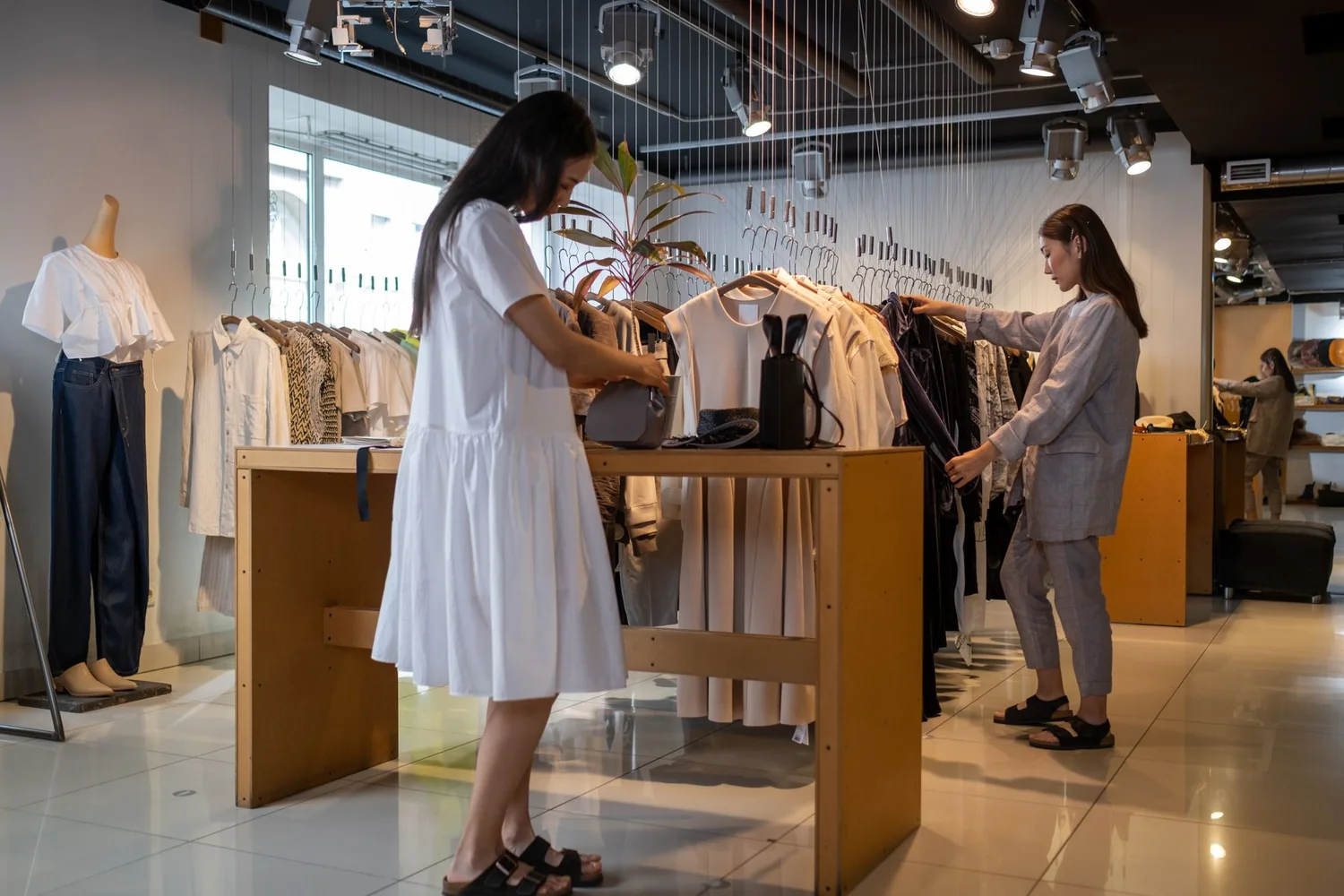 Müşterisinin ürünleri incelediği butik mağaza
