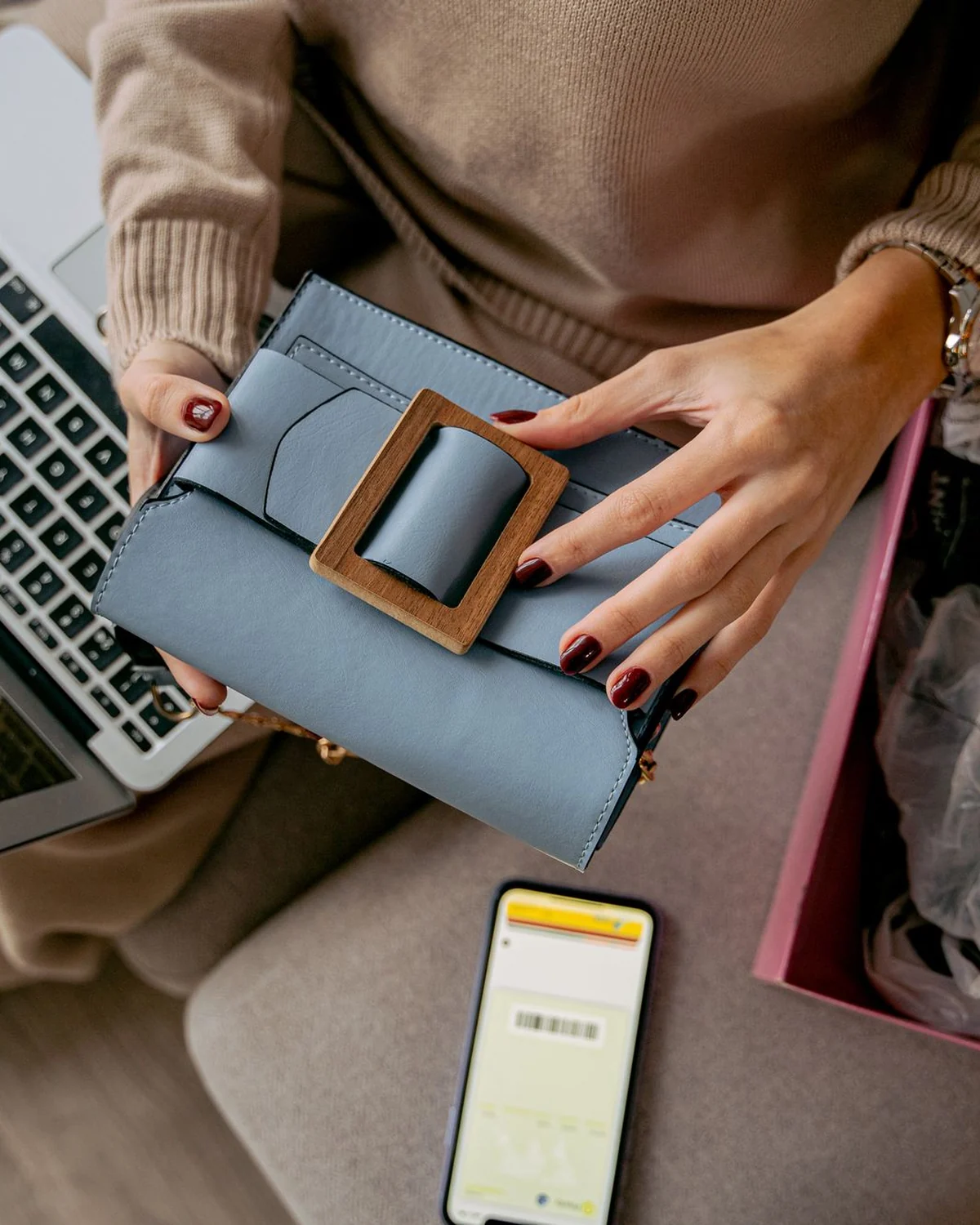 Online siparişini teslim alıp kutusundan çıkaran müşteri Online siparişini teslim alıp kutusundan çıkaran müşteri